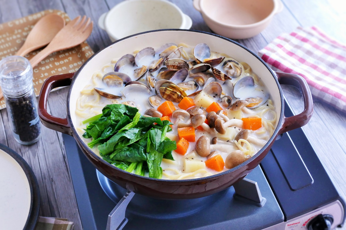 野菜たっぷりクラムチャウダー風煮込みラーメン鍋|アレンジレシピ|味ひとすじ 永谷園